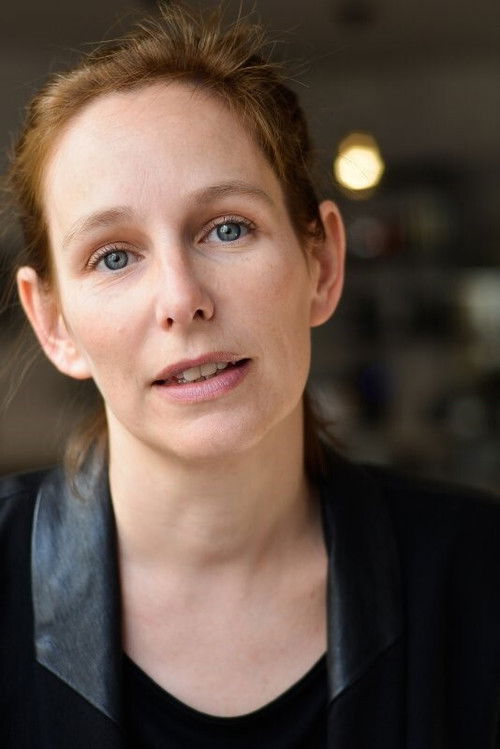 Julie Mathiot as Le médecin