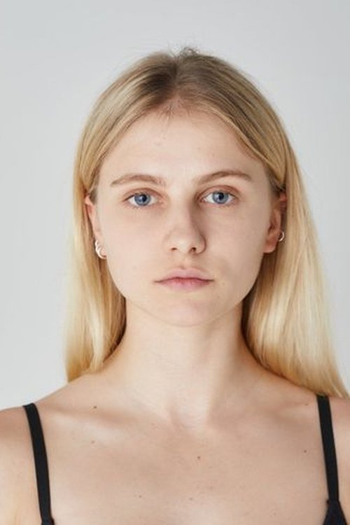 Celia Sastre as Lara