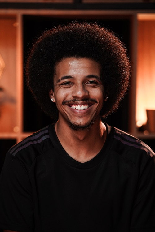 Kauan Oliveira as Bakery Attendant