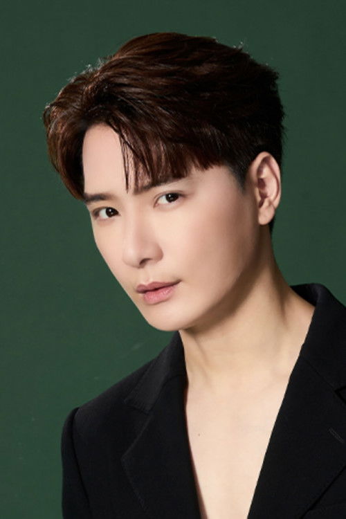 Perawat Sangpotirat as Krist / "Turtle"