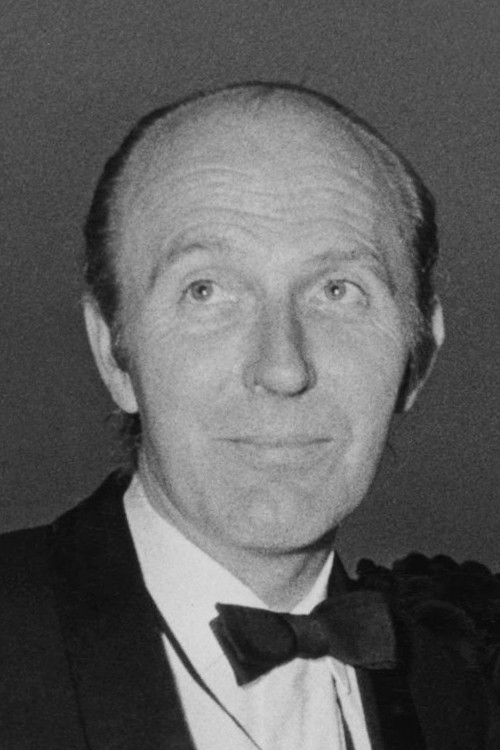 Alan Bridges as Self - on the set 'The Shooting Party' (uncredited)