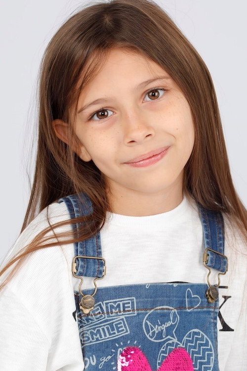 Alicia Chojnowski as Ana