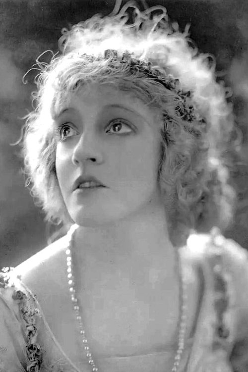 Gladys Valerie as Maggie Duncan