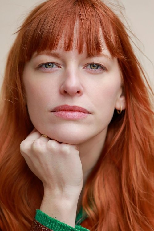 Pauline Nyrls as Zoe