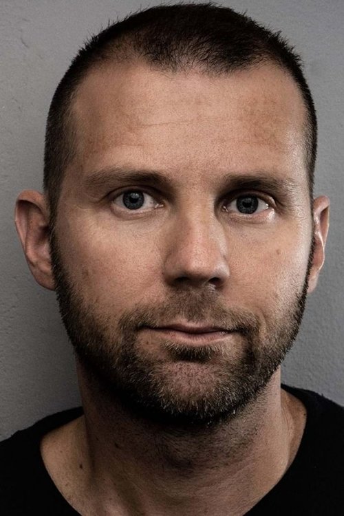 Kristian Ibler as Ronni