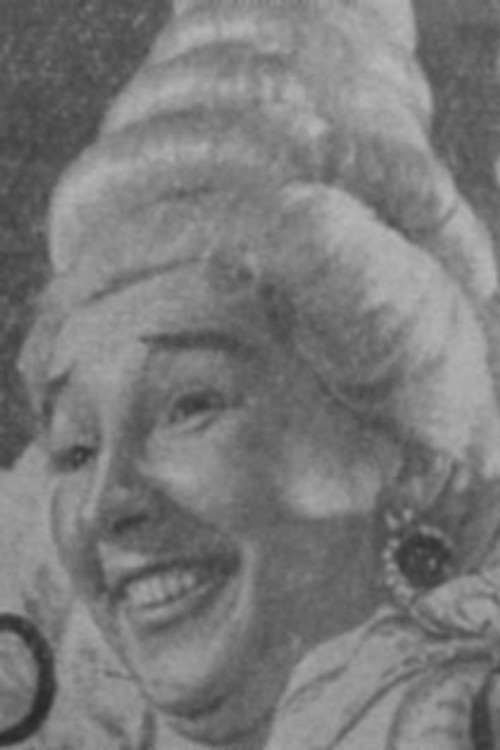 Lidiya Trubnikova as женщина с вязанием