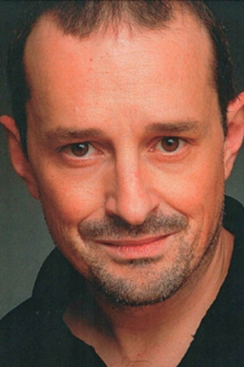 Luis José Ventín as Hombre con gabardina