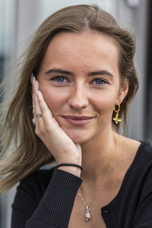 Silje Nybye as Victoria