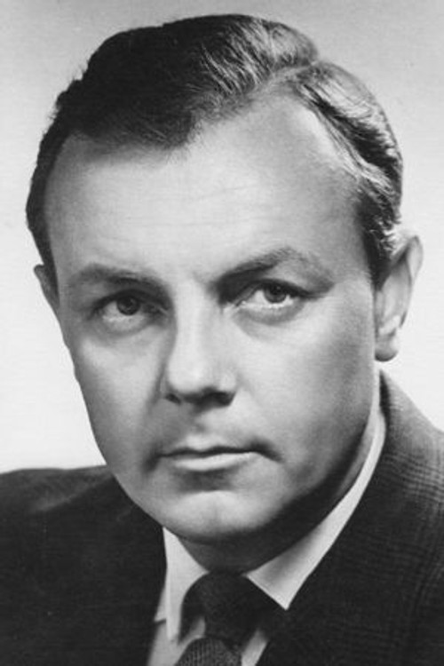 Kirill Lavrov as Валерий Степанович, начальник разведки, офицер Красной армии