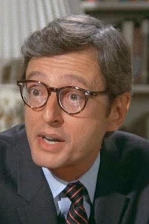 Darrell Zwerling as Hollis I. Mulwray