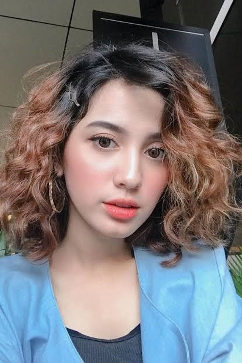 Naimma Aljufri as Anna
