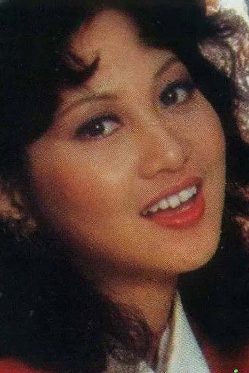 Yik Ga as Chang's Sister