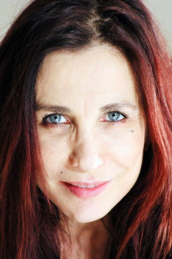 Laura Favali as Leslie Lauret