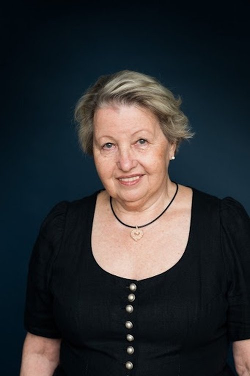 Sarah Camp as Pflegerin