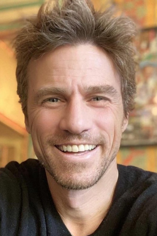 Mickaël Sabah as Léo