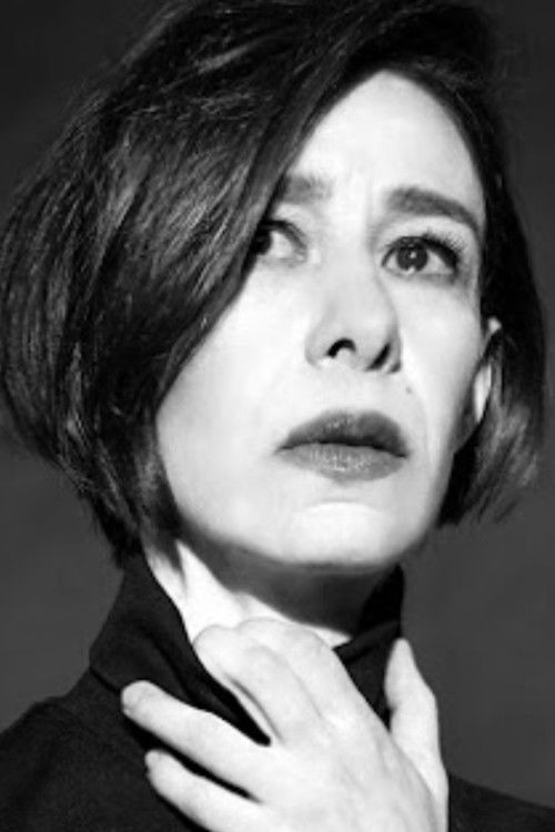 Lucía Muñoz as Dr. Elizabeth Hastin