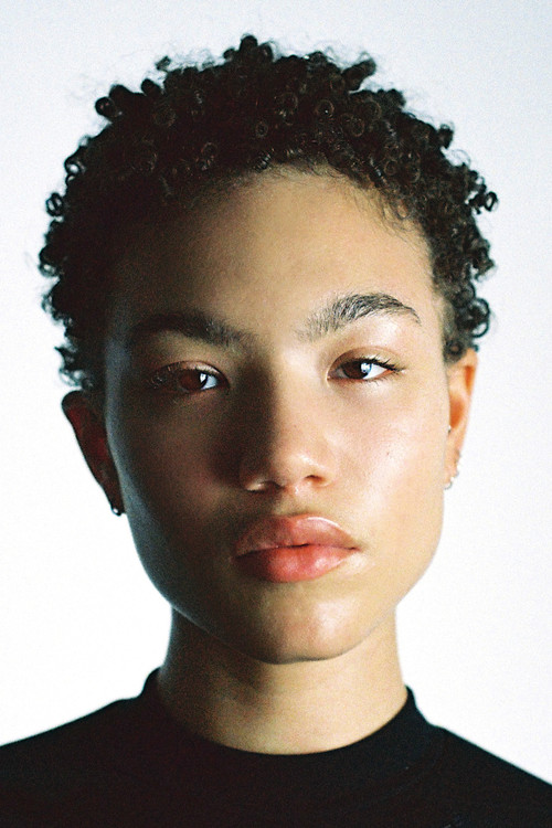 Louiza Aura as Mimi Madamour