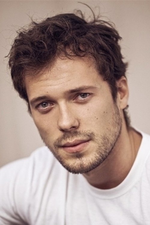 Tom Wozniczka as Henri Cassell