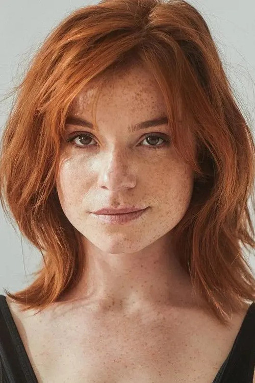 Luca Hollestelle as Lucy