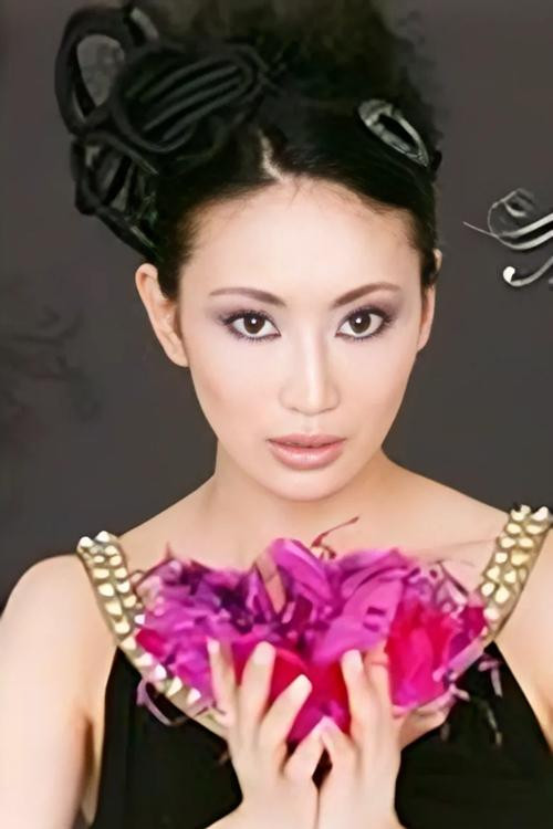 Misaki Mori as Kaori Wakatsuki / Kekko Kamen