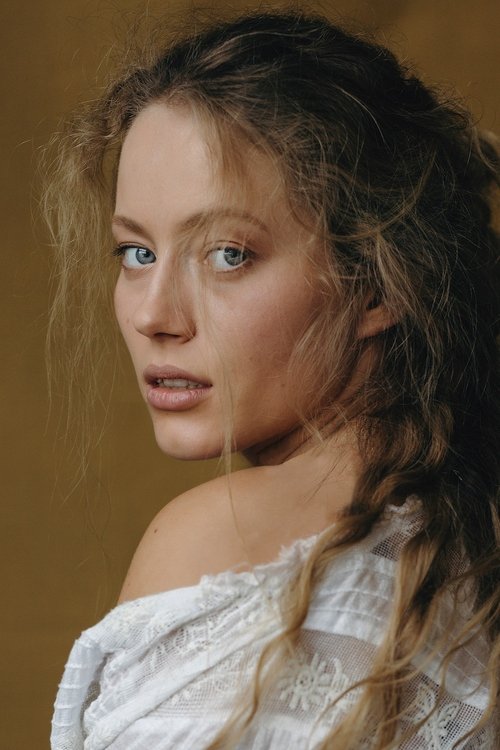 Henessi Schmidt as Bianka