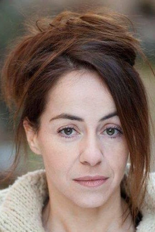 Valérie Moreau as La sage-femme