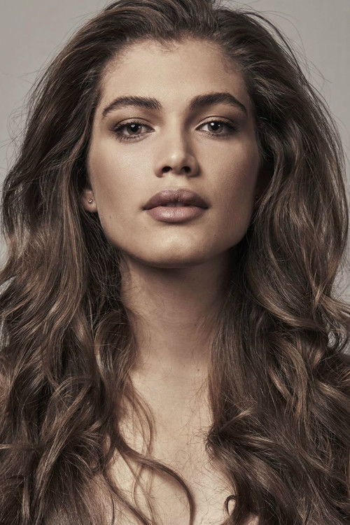 Valentina Sampaio as Isabelle