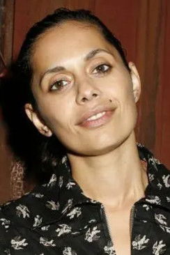 Neelesha Barthel as Kaffee Bedienung