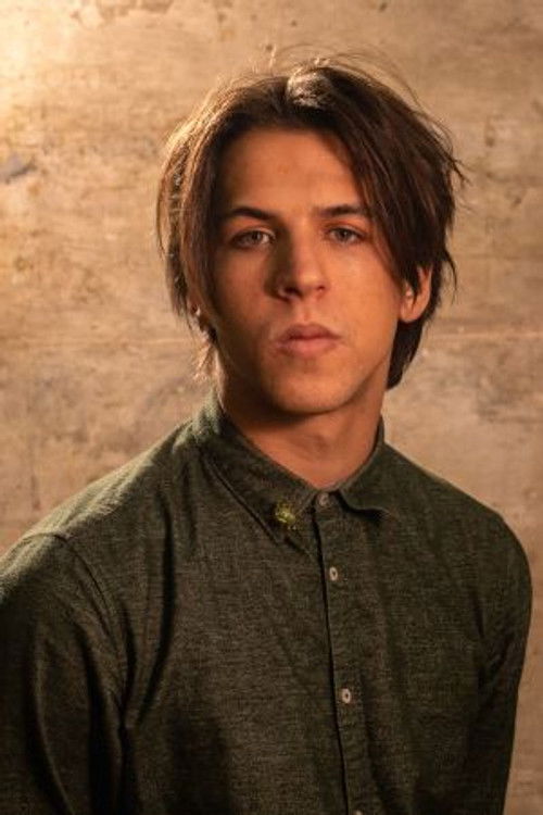 Nandê Caetano as Invasor