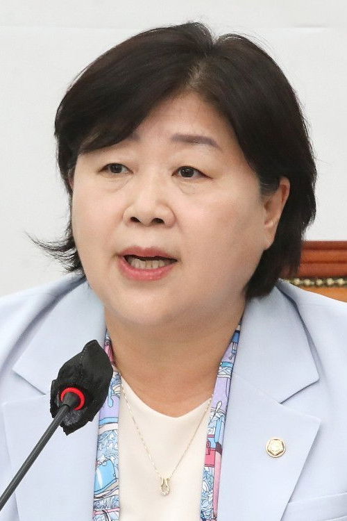 Seo Young-kyo as Narrator (voice)