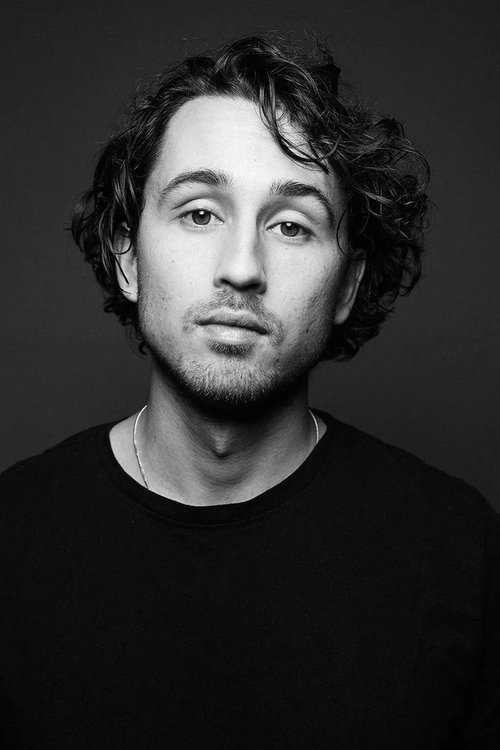 Armand Rosbak as Bas