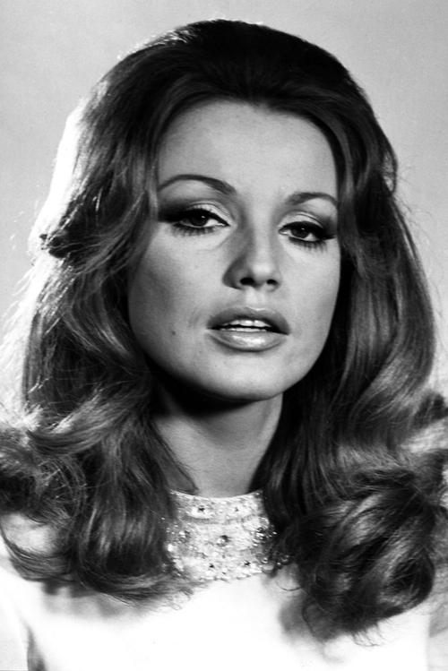 Magda Konopka as Veronique, fidanzata del Conte