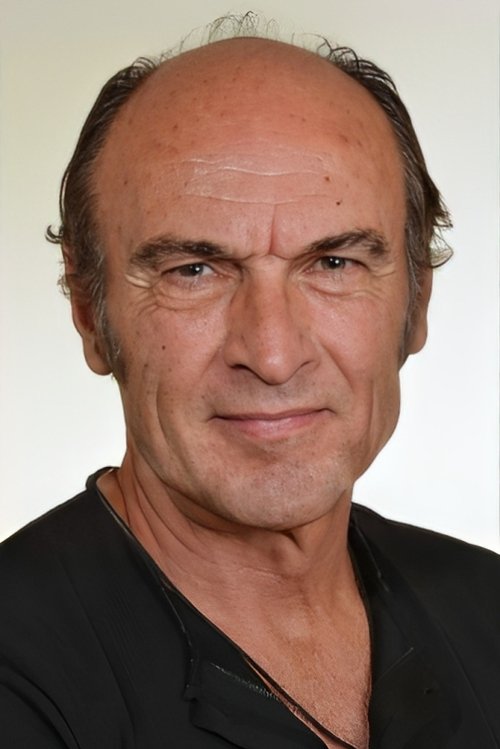 Turhan Kaya as İlhan Sümer