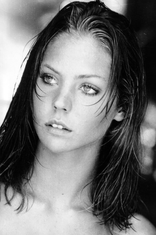 Carole André as Proprietaria del battello