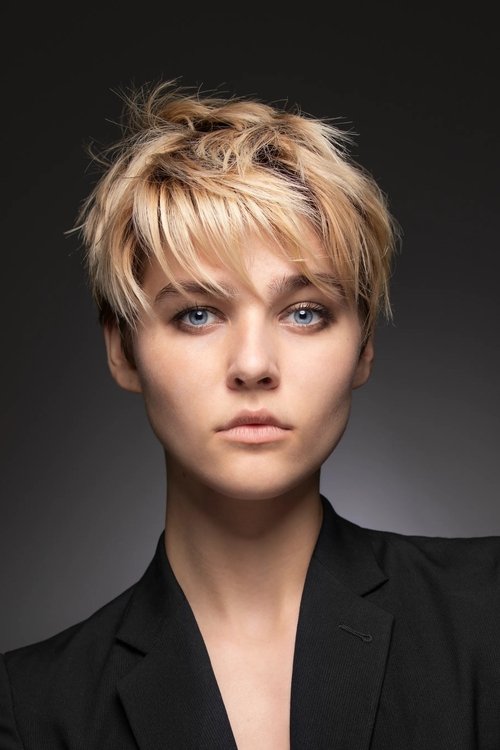 Zyra Gorecki as Izzy Harris