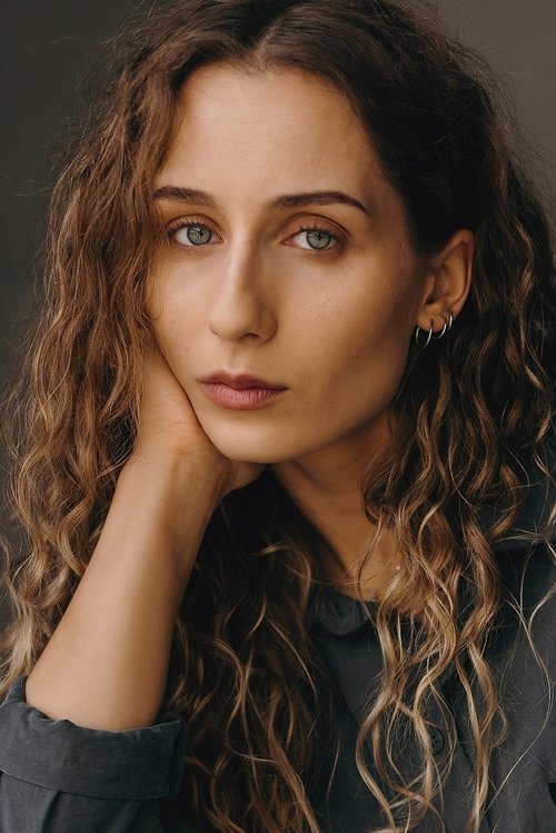 Steffi Pähn as Former Maid