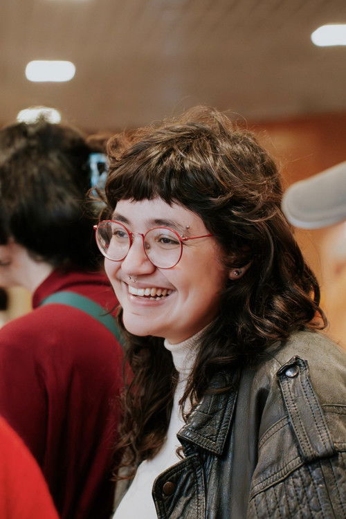 Carolina Lima Pinto as Narrador