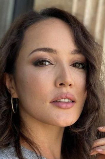 Kamshat Zholdybaeva as Ardak