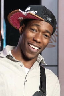 Abdulaziz Barnawi as عزوز