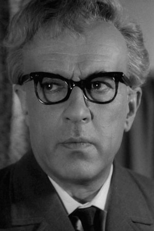 Vladimir Chestnokov as командир подводной лодки «Спрут» Григорий Крайнев