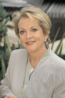 Concha Cuetos as Molly Stevens