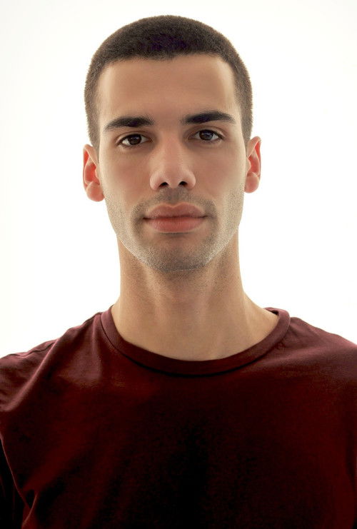 Pedro Tavares as Simão