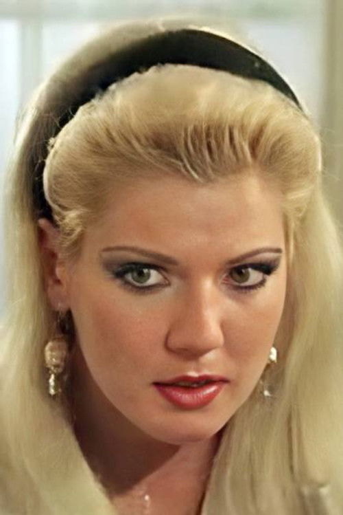 Bárbara Ben as Srta. Mariné