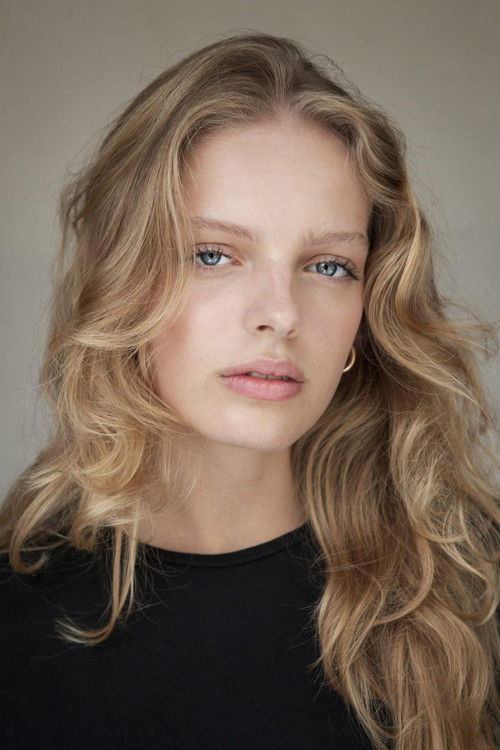 Beatriz Ferreira as Ana Bola