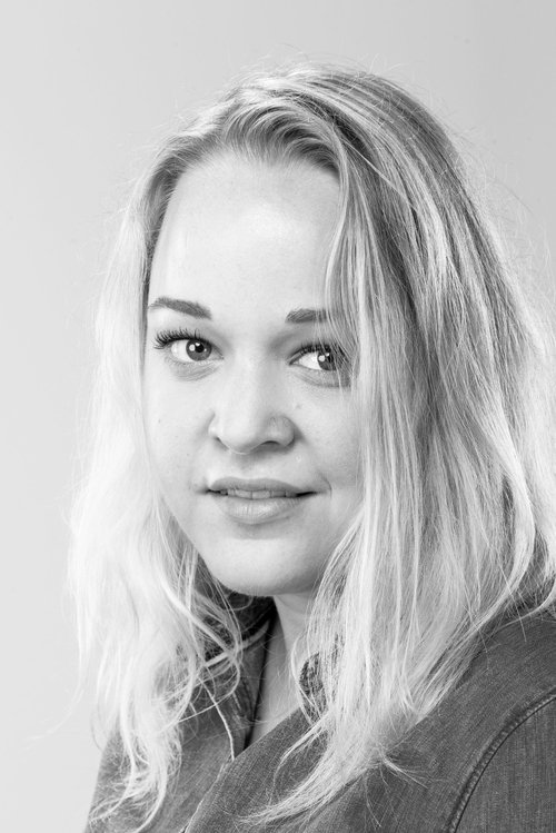 Jackie van Parijs as Elizabeth