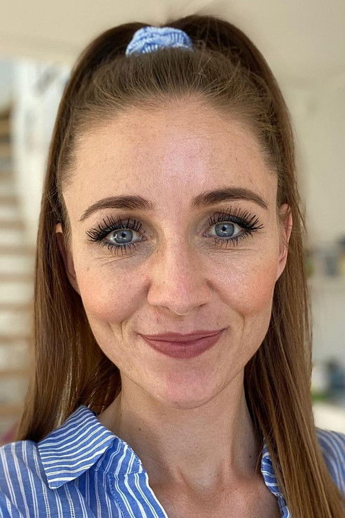 Stephanie Fisker as Sig selv