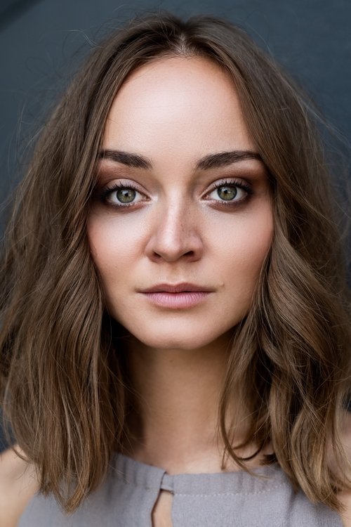 Laura Bilgeri as Riley