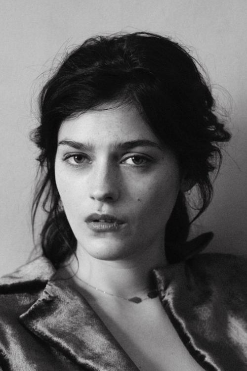 Amber Anderson as Mimi