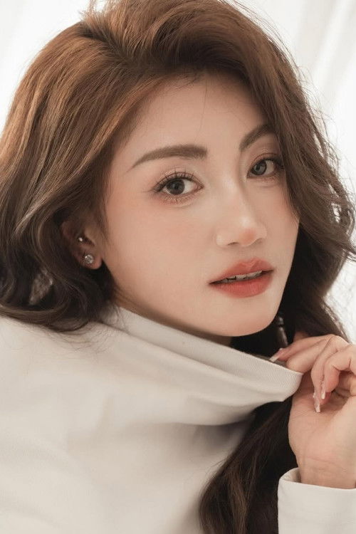 Gloria Wong Yung as Gloria