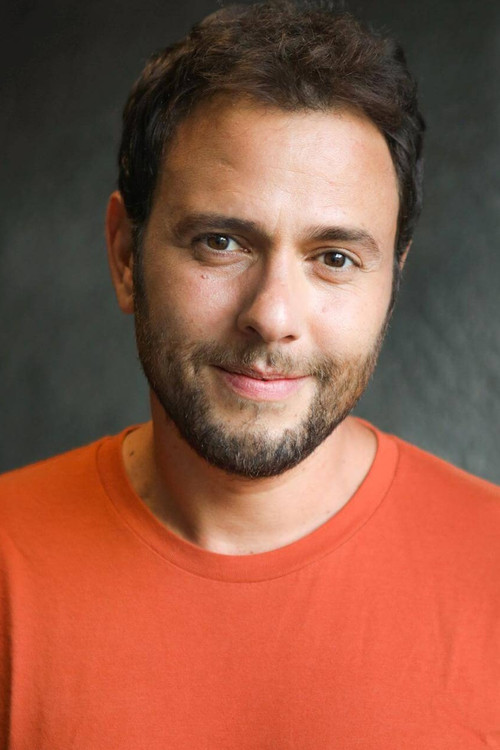 Vinicius Zinn as Dirceu